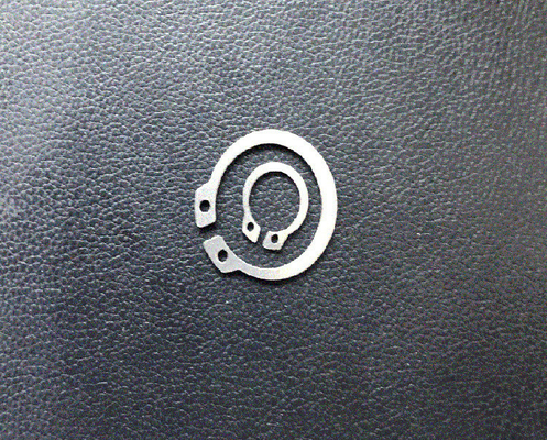 Plain Finish Rustvrij staal vasthoudende buitenste cirkel Snap Ring voor schachtverbinding