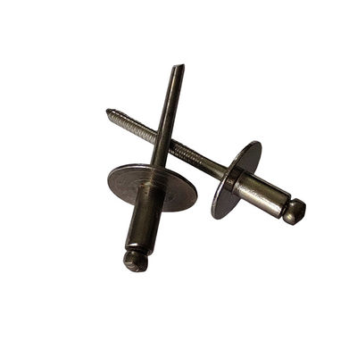 CNC draaibank uitgerust met open type ijzer blinde klinkers grote rand ronde kop voor snelle assemblage