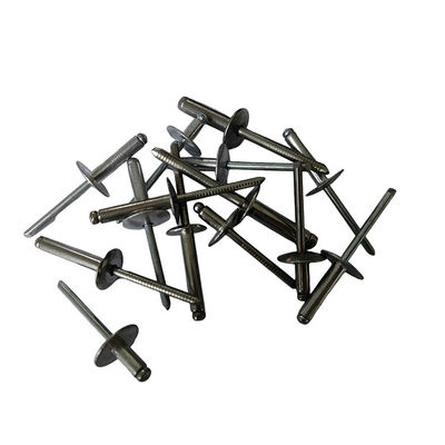 CNC draaibank uitgerust met open type ijzer blinde klinkers grote rand ronde kop voor snelle assemblage